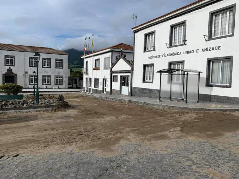 OBRAS DE REQUALIFICAÇÃO E MELHORAMEMNTE DE INFRAESTRUTURAS NA FREGUESIA OBRAS DE REQUALIFICAÇÃO E MELHORAMEMNTE DE INFRAESTRUTURAS NA FREGUESIA