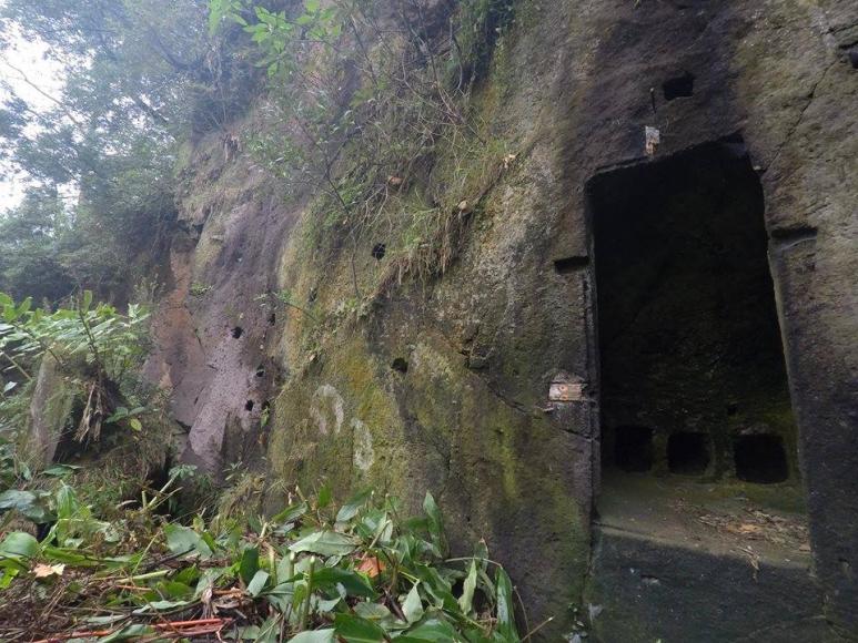 Um Possível Columbário Fúnebre na Ribeira dos Bispos Um Possível Columbário Fúnebre na Ribeira dos Bispos